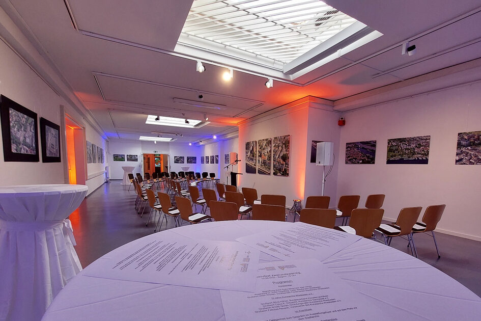 Das Ausstellungsfoyer des Stadtarchivs für eine Veranstaltung vorbereitet.