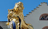 Skulptur goldener Löwe vor dem Wiesbadener Rathaus