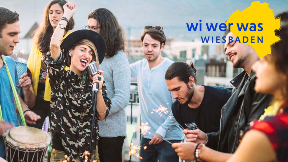 Eine Gruppe von Menschen musiziert