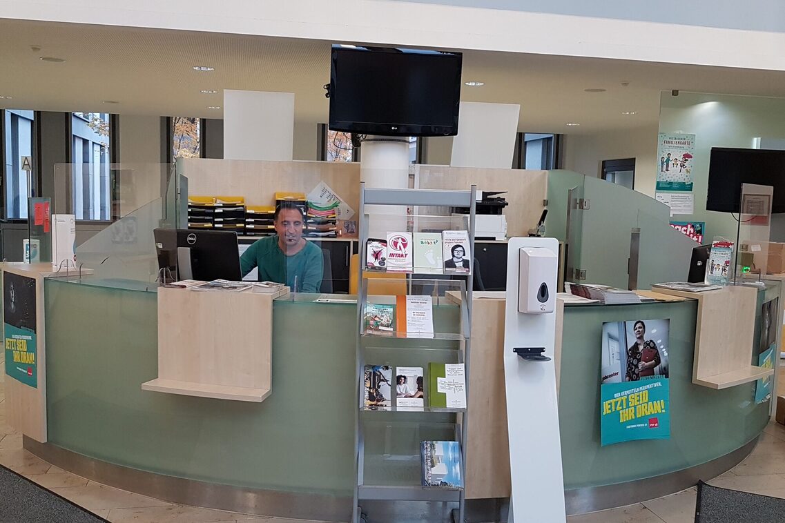 Zu sehen ist der Zentrale Empfang in der Konradinerallee