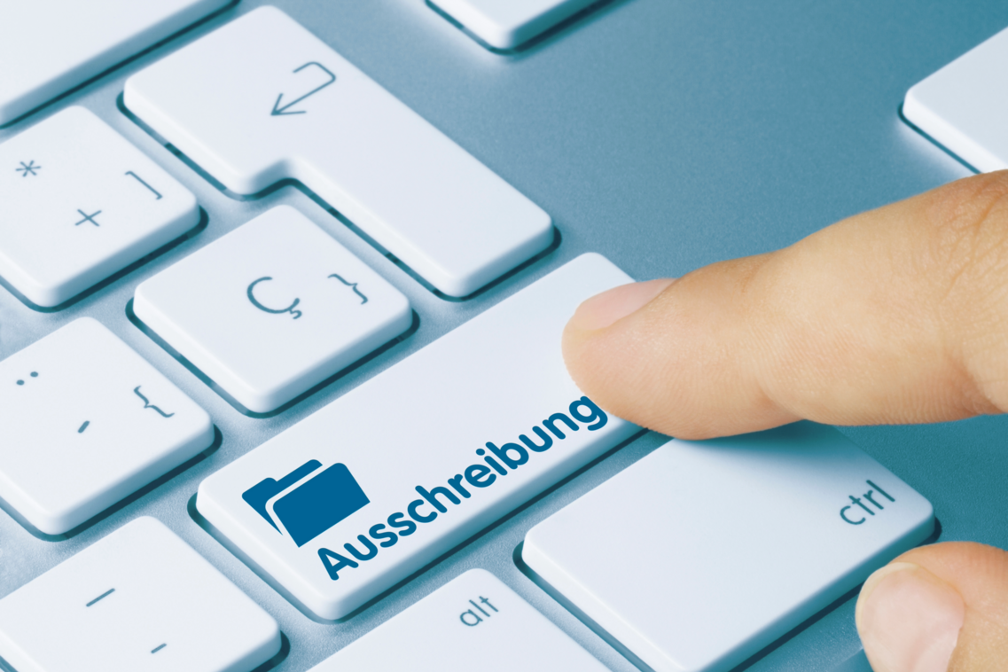 Eine Tastatur mit der Eingabetaste "Ausschreibung"