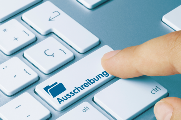 Eine Tastatur mit der Eingabetaste "Ausschreibung"