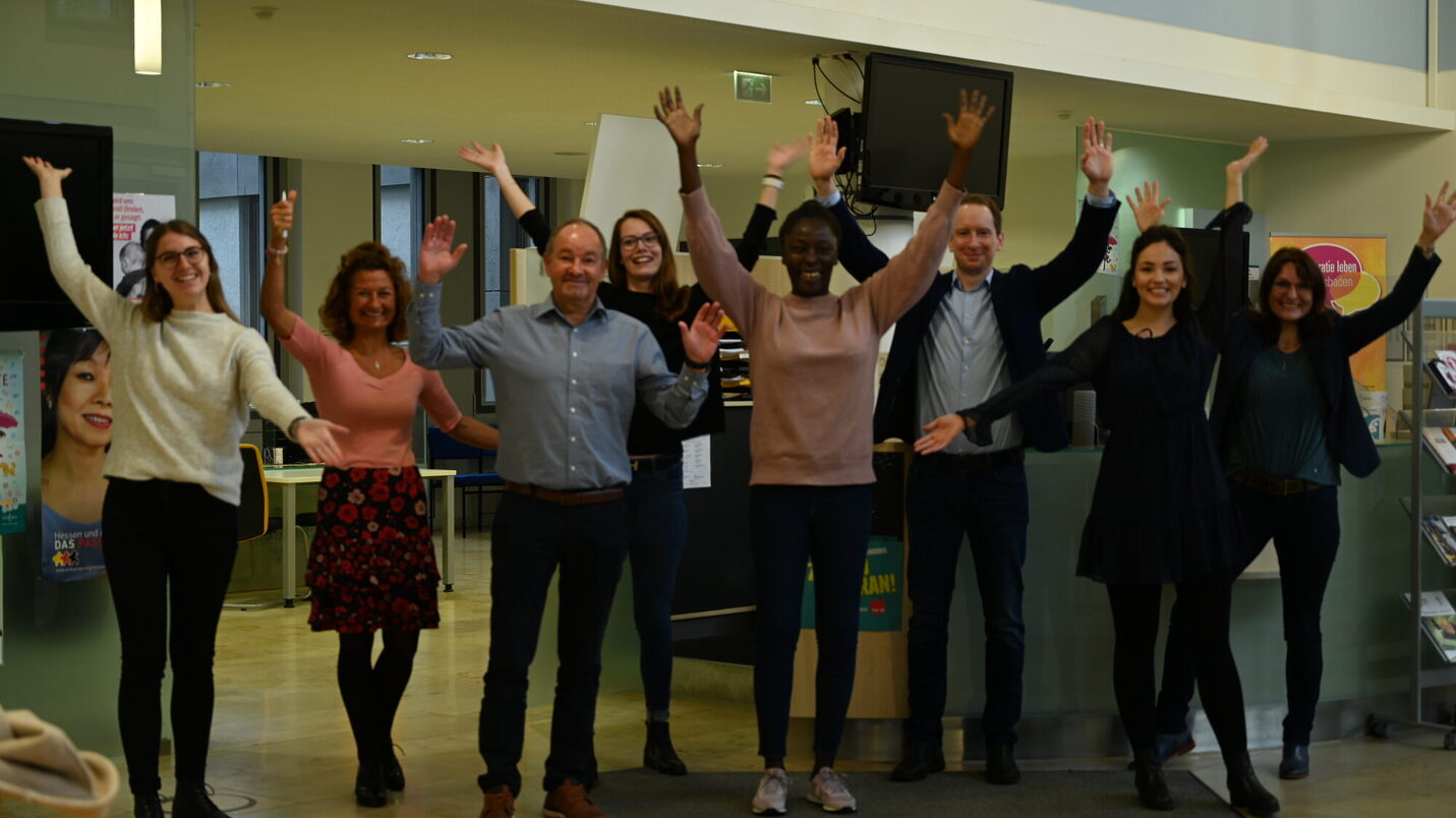 Das Bild zeigt Mitarbeitende der Landeshaupstadt Wiesbaden im Eingangsbereich der Konradinerallee