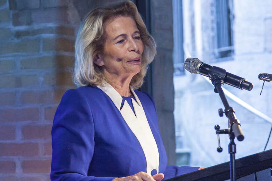 Die damalige Kulturdezernentin Rose-Lore Scholz spricht zur Eröffnung