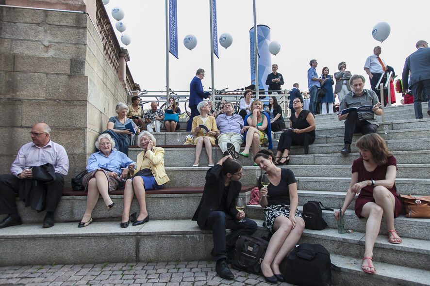 Menschen sitzen auf der Treppe zum Museum