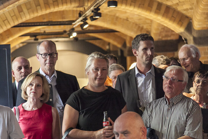 Besuchende im Museum