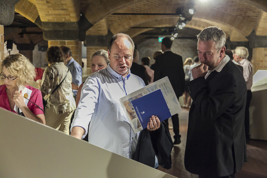 Besuchende in der Ausstellung
