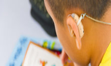 Schulkind mit Hörgerät
