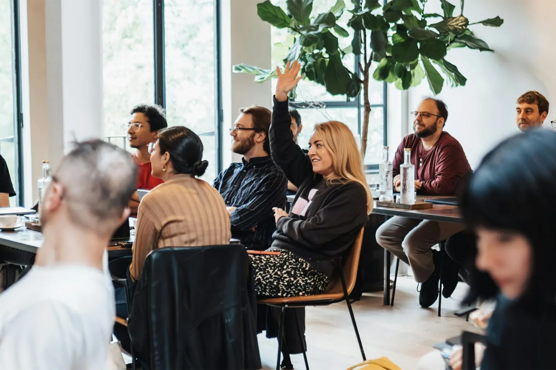 Ebeveynler bir etkinlikte birlikte otururlar.