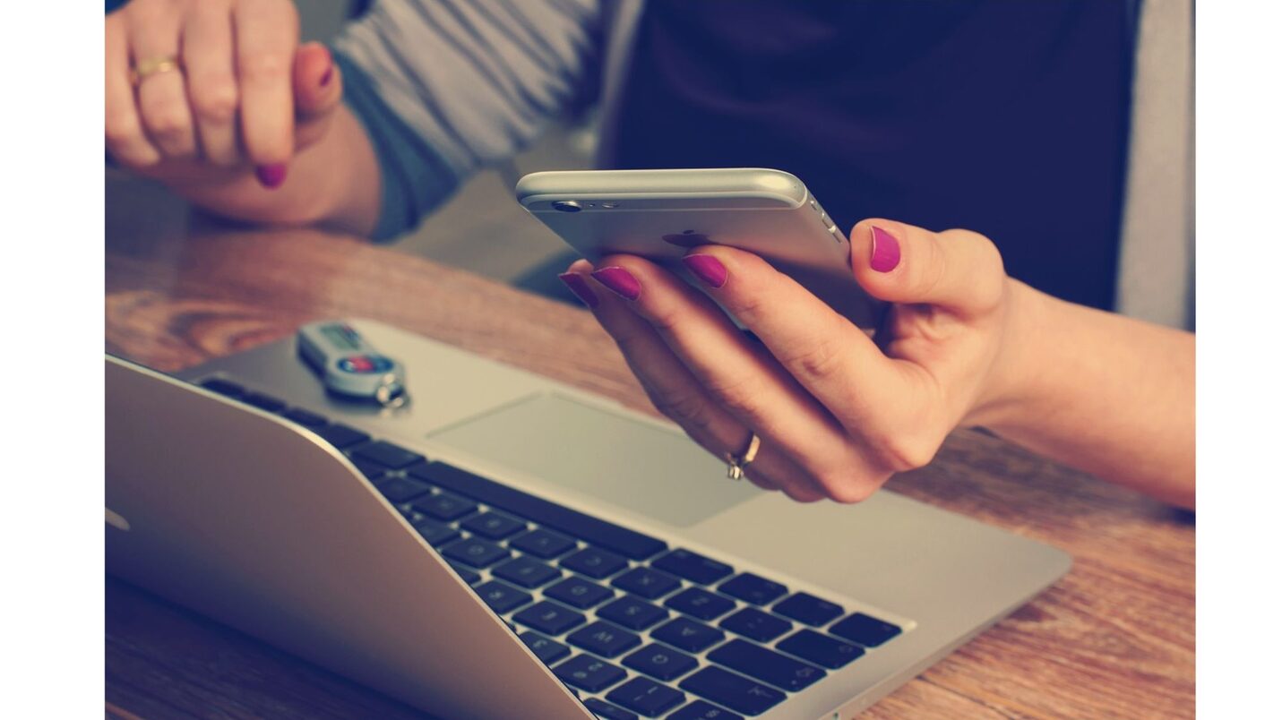 aufgeklappter Laptop und Handy