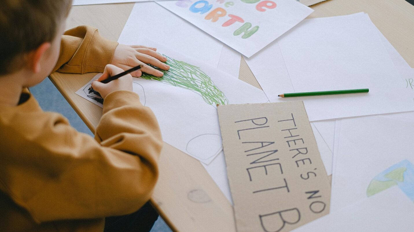 Kind zeichnet zum Klimaschutz