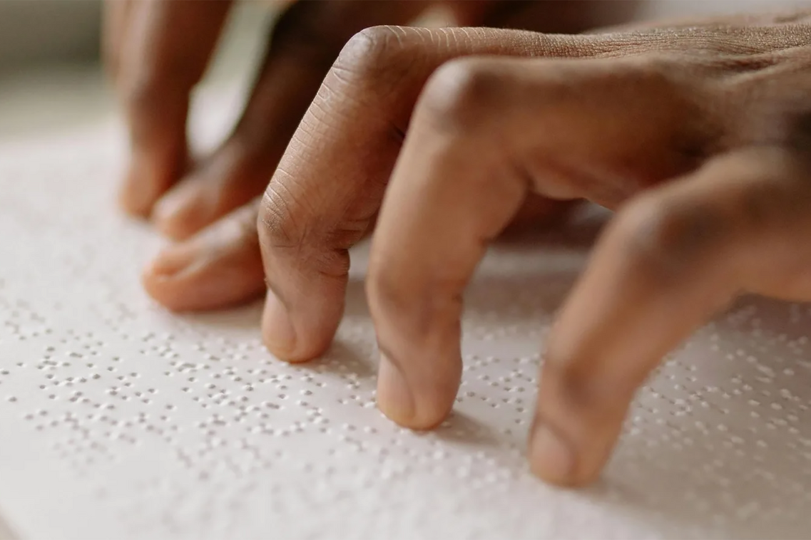 Finger die Blindenschrift lesen
