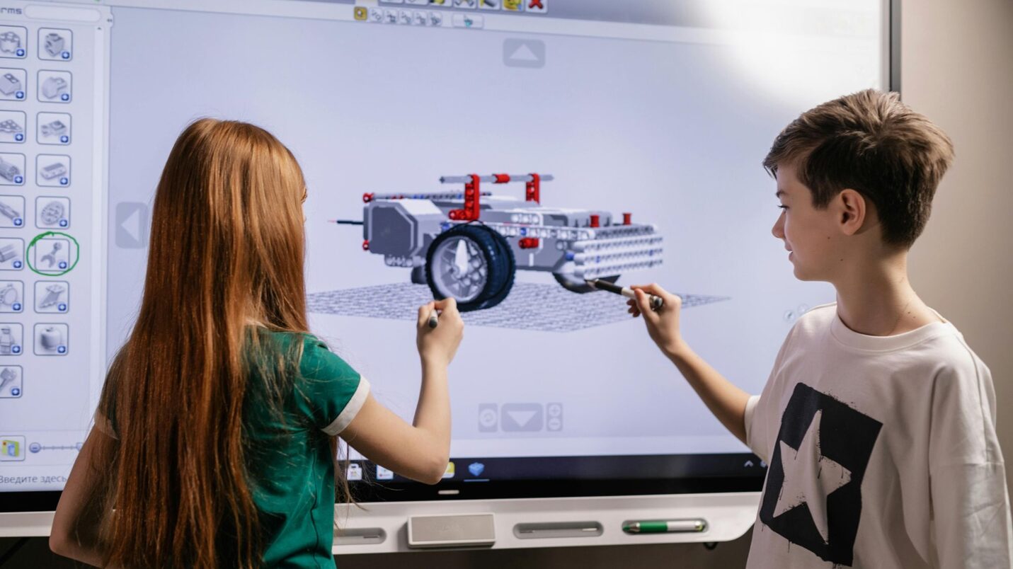 Kinder arbeiten an elektronischer Tafel
