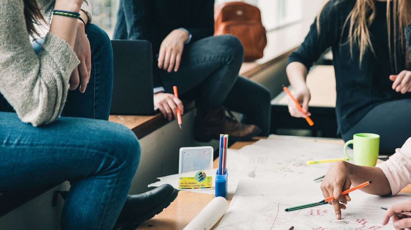 Schülerinnen und Schüler bearbeiten ein Thema