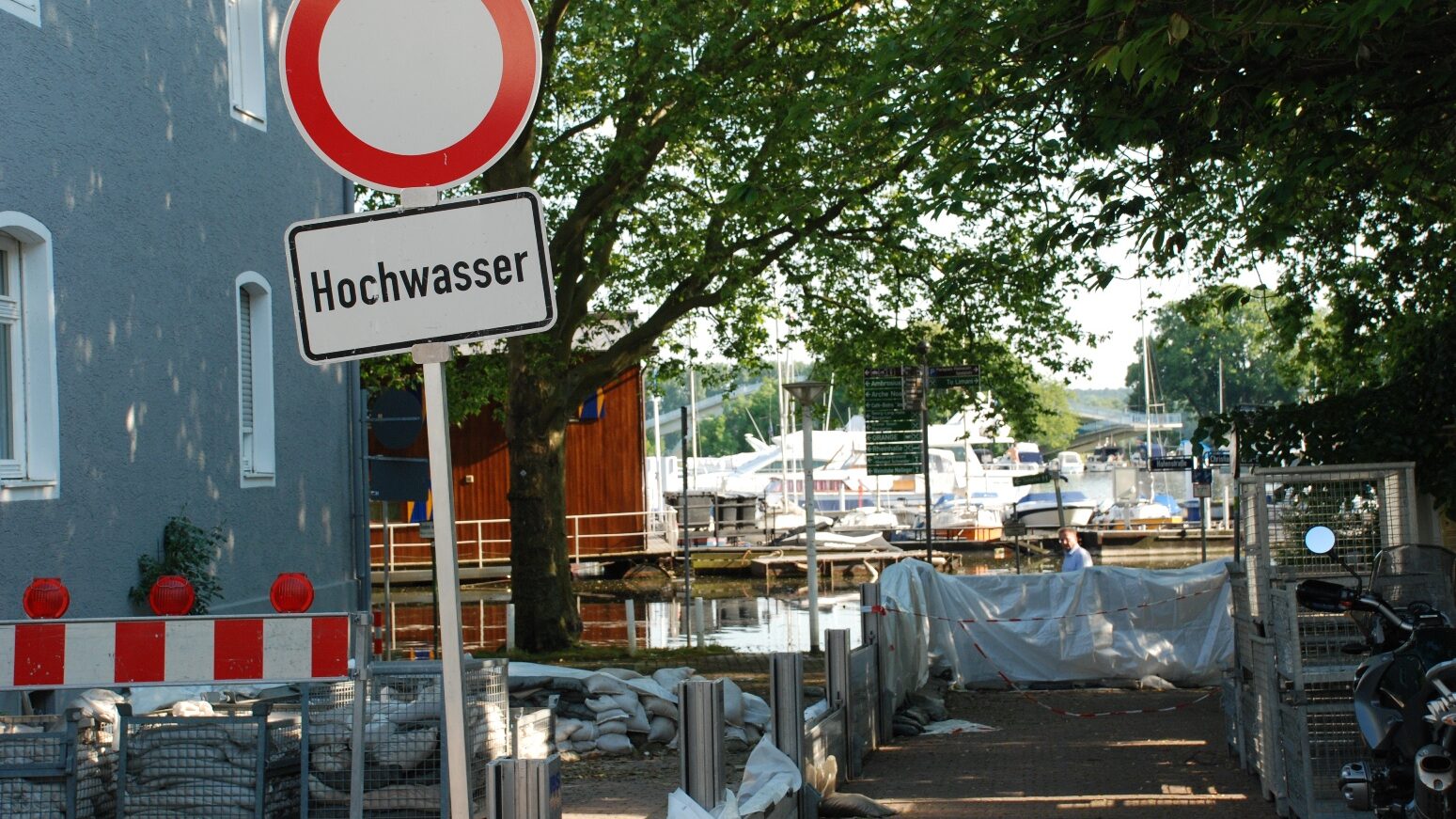 Sperrung in Schierstein wegen Hochwasser