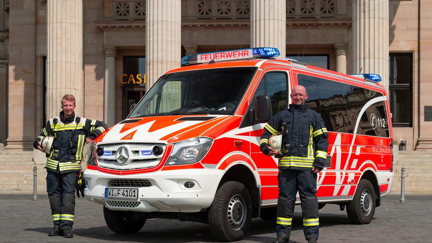 Διευθυντής επιχειρήσεων με βοηθό διοίκησης και ELW1