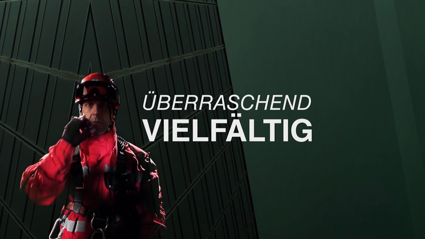 Спасители на височина в екипировка за преобличане