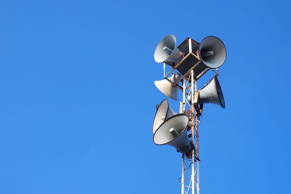Sirena davanti a un cielo blu