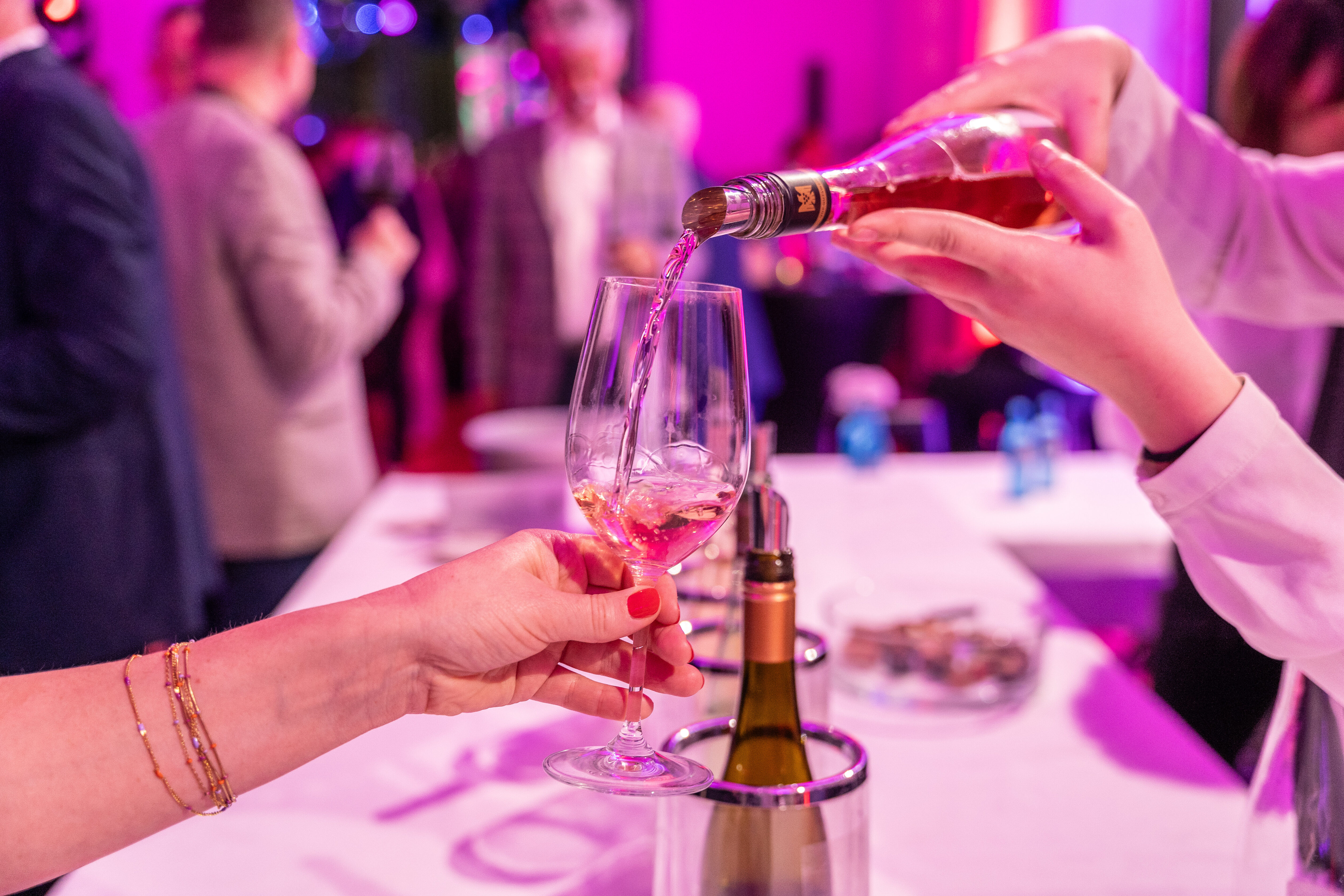 Sektgläser werden befüllt