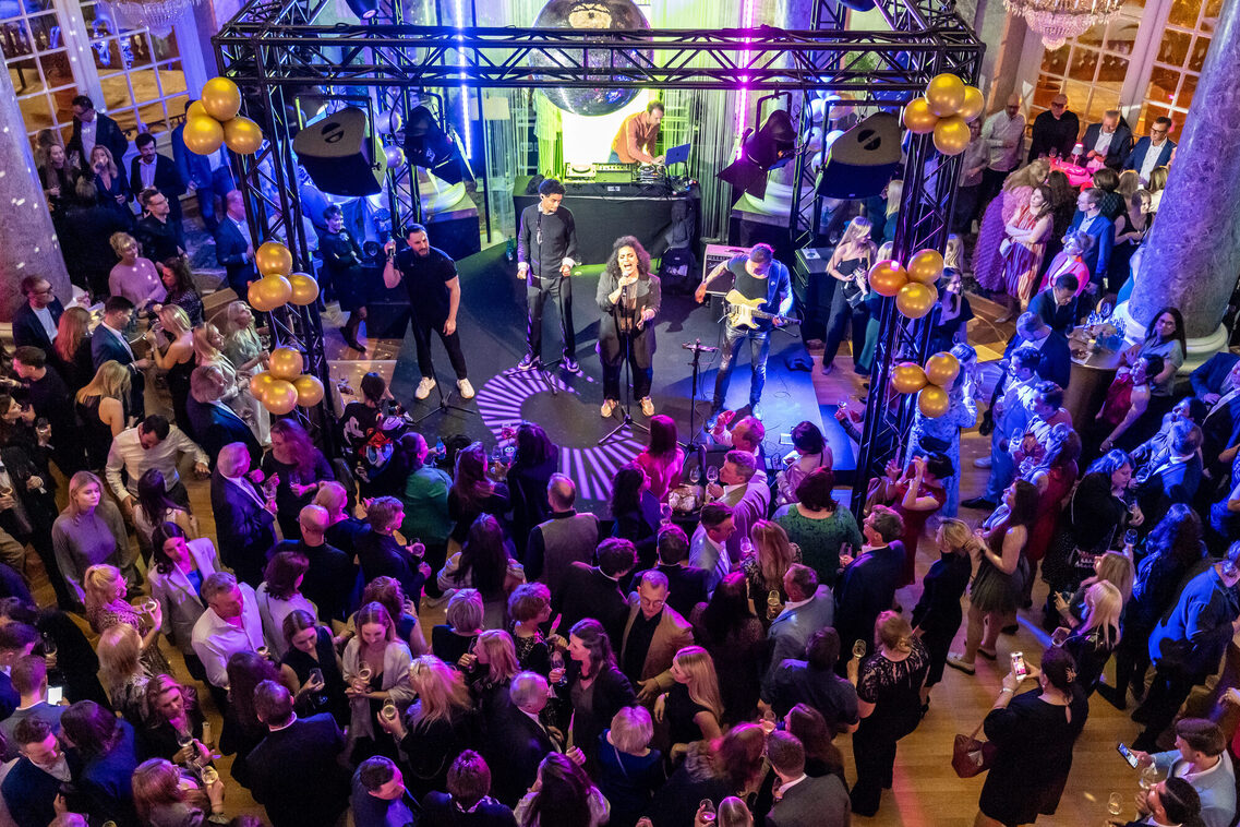 Хора, застанали пред сцена с група