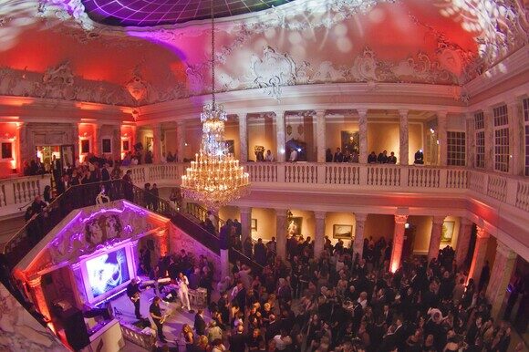 Blick in Marmorsaal mit Party