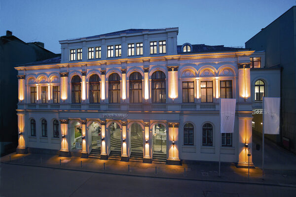 Casino Gesellschaft von außen, beleuchtet bei Nacht