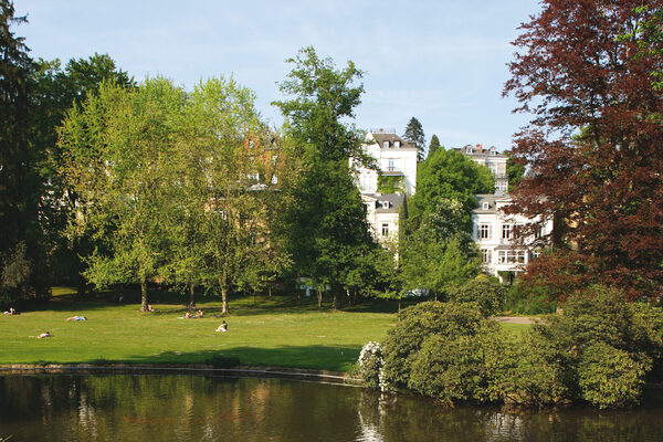 Park mit See im Vordergrund