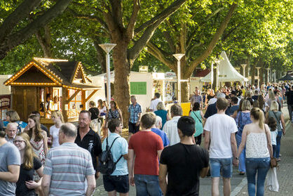 Festmeile mit vielen Besucherinnen und Besuchern.