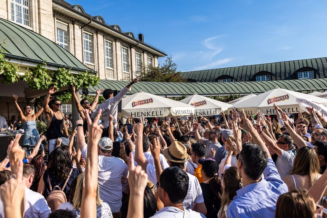 Muzică live cu oameni care sărbătoresc