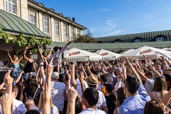 Live-Musik mit feiernden Menschen