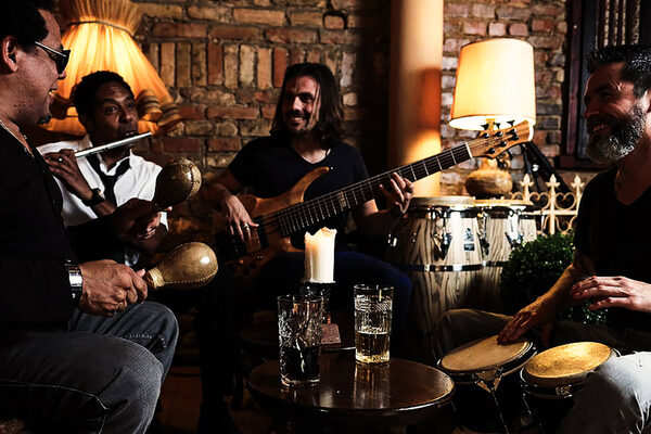 Quattro musicisti con i loro strumenti in azione.