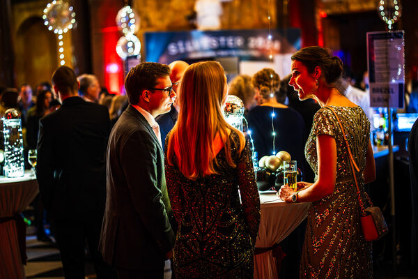 persone alla cena/buffet.