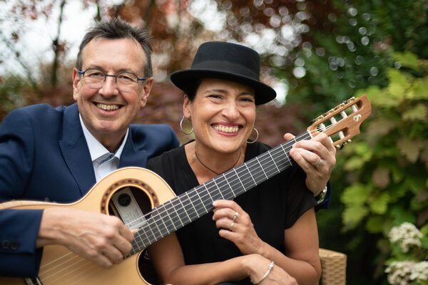 Frau und Mann mit Gitarre.