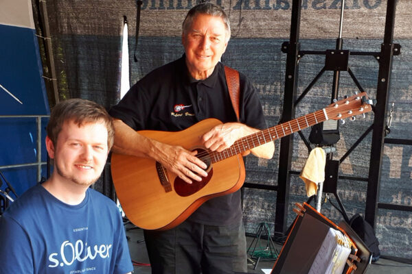 Zwei Männer mit einer Gitarre