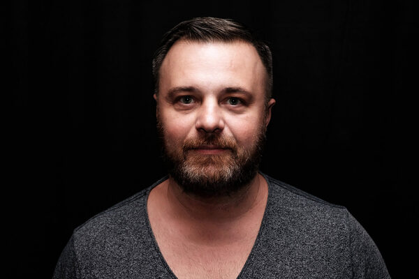 DJ-Peter-Latino: Mannmit dunklen Haaren und Bart im Porträt