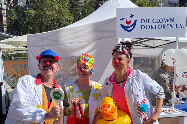 Drei als Clowns verkleidete Doktoren.
