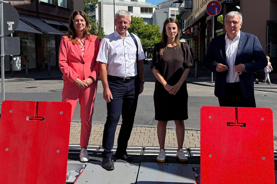 Zwei Frauen und zwei Männer vor neuem Zufahrtsschutz.