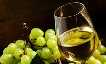 Weinstand auf dem Wochenmarkt - Gefülltes Weinglas im Weintrauben im Hinte