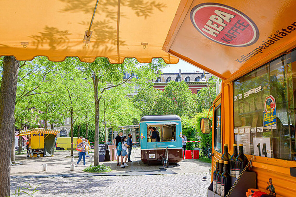 Imbissbuden auf einem Wochenmarkt