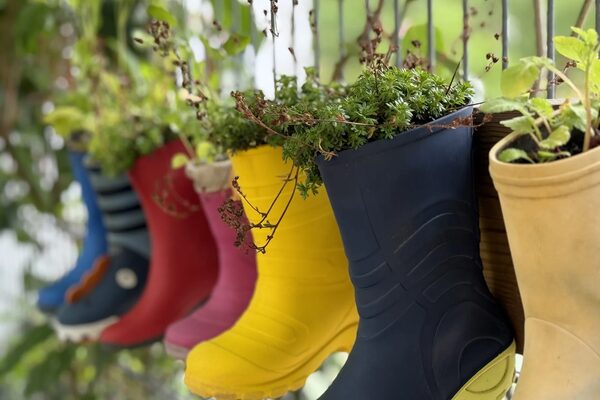 Gummistiefel mit Pflanzen am Balkon