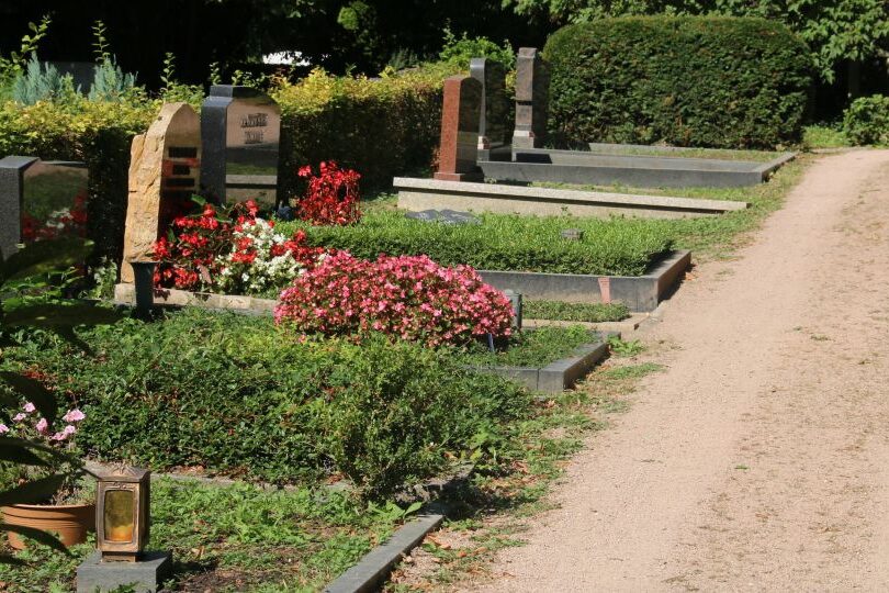 Вид на глибоку могилу