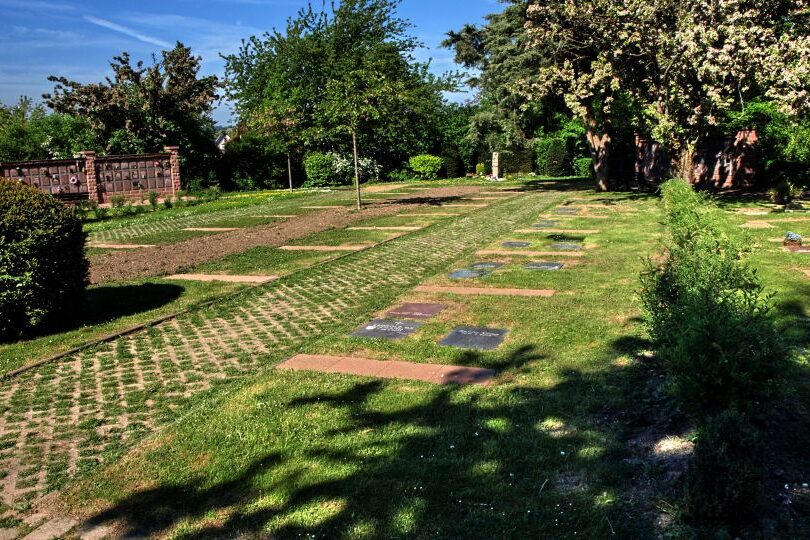 Tomba con urna a terra