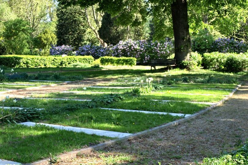 Tomba a file di prato con urna