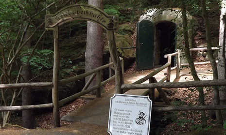 Der Eingang zur Leichtweißhöhle mitten im Wald.