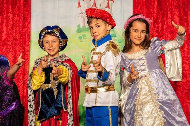 Преоблечени деца на сцената