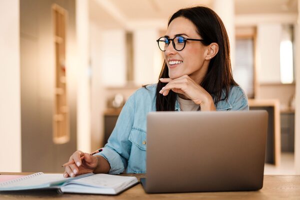 Frau am Labtop