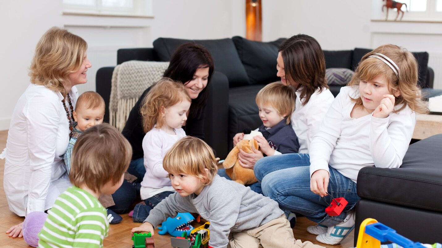Spielgruppe im wohnzimmer