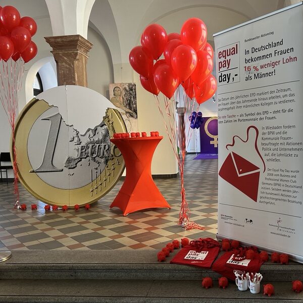 Blick ins Rathaus mit Euro