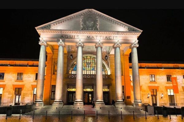 Επιβλητικό κτίριο στο πορτοκαλί φως