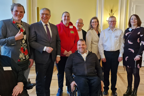 Menschen mit und ohne Handicap bei einem Empfang